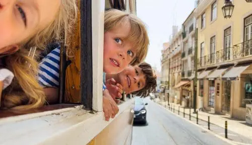 smart-phones-kids-outside