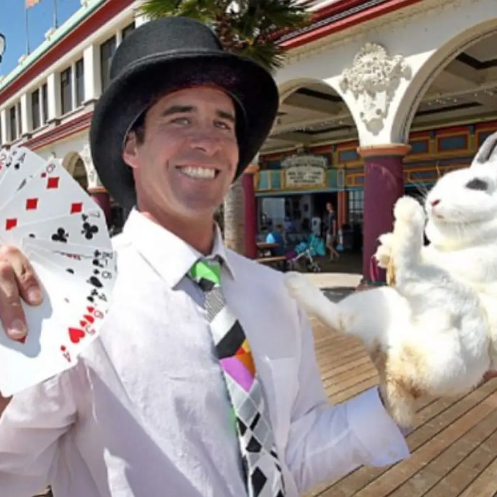 kennolyn-cam--free-surfing-magician-magic-show