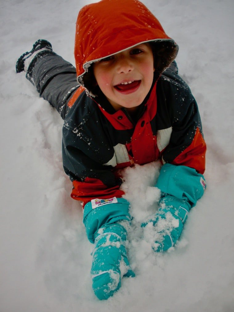snow-kid-playing