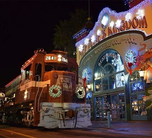 beach-boardwalk-holiday-lights-train